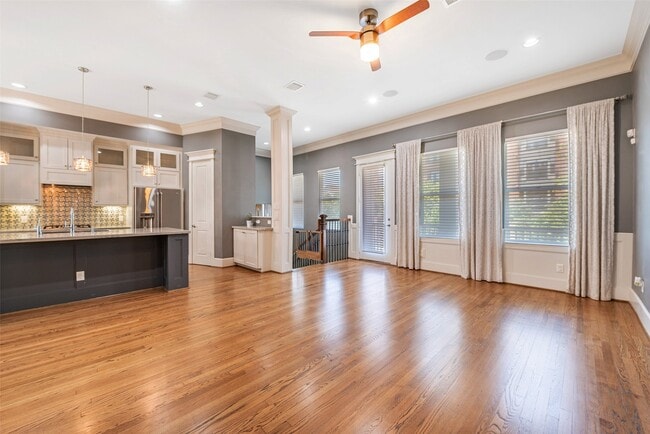 Building Photo - 212 W 6th St