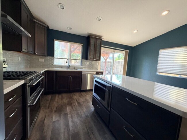 Foto del edificio - Beautifully Remodeled 4 Bedroom, 2 Bath Home in Desirable Elk Grove Neighborhood