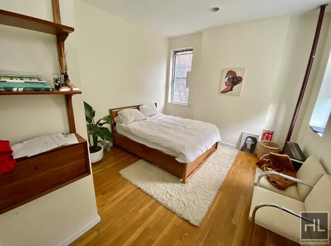 Foto del edificio - 254 E 3rd St 7