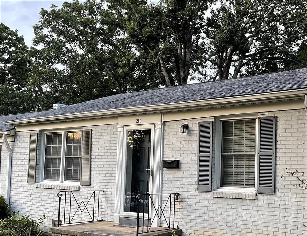 Primary Photo - 1700 Roslyn Dr