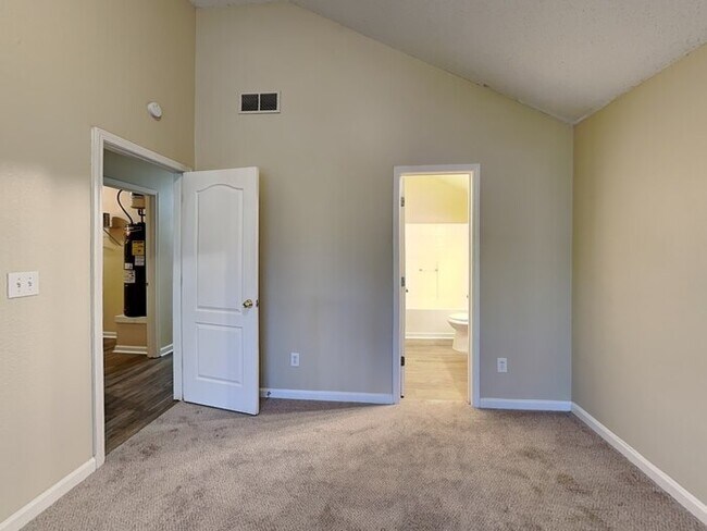 Foto del edificio - One Month Free Move-in Special!