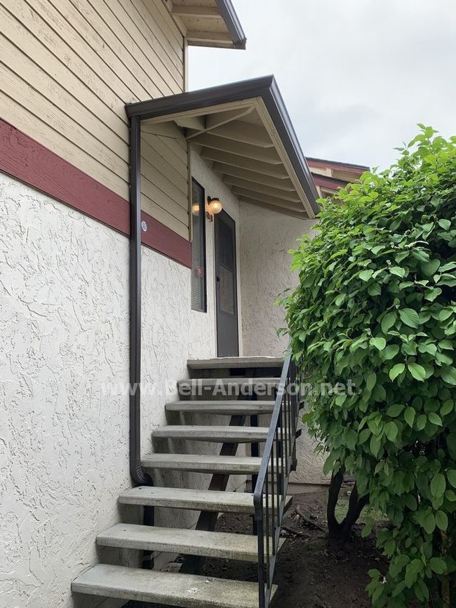 Building Photo - Remodeled Townhome Available in Kent, NOW!