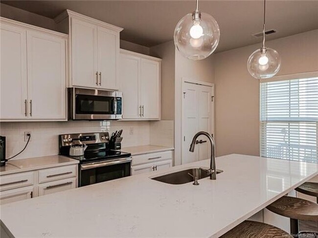 Building Photo - 3 BR / 2.5 BA Stunning Townhome for Rent i...