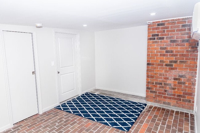 Building Photo - 496 Yew Dr