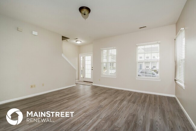 Building Photo - 2016 Village Glen Dr