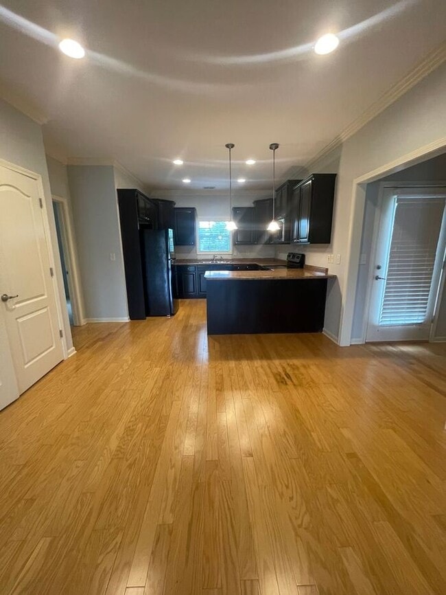 Building Photo - Charming 2 Bed, 2 Bath Home with Garage