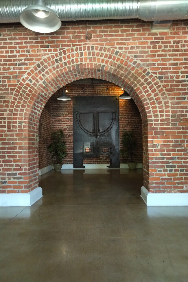 Lobby - 1 - 815 Porter St