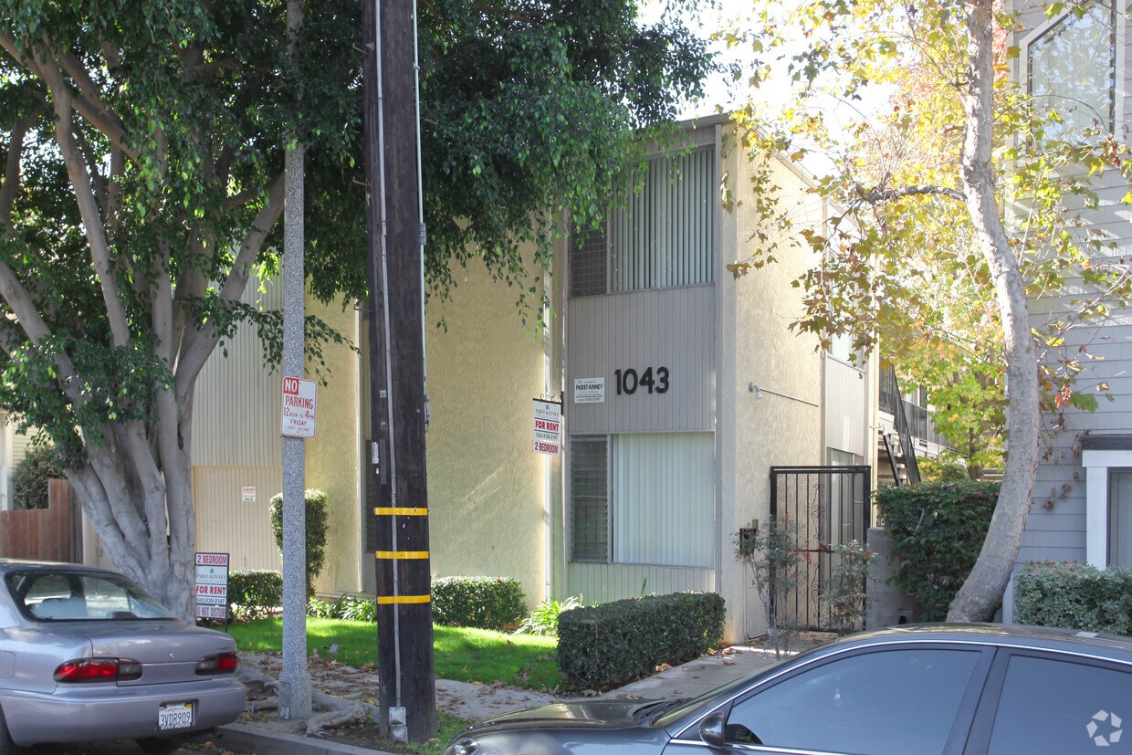 Foto del edificio - 1043 Newport Ave