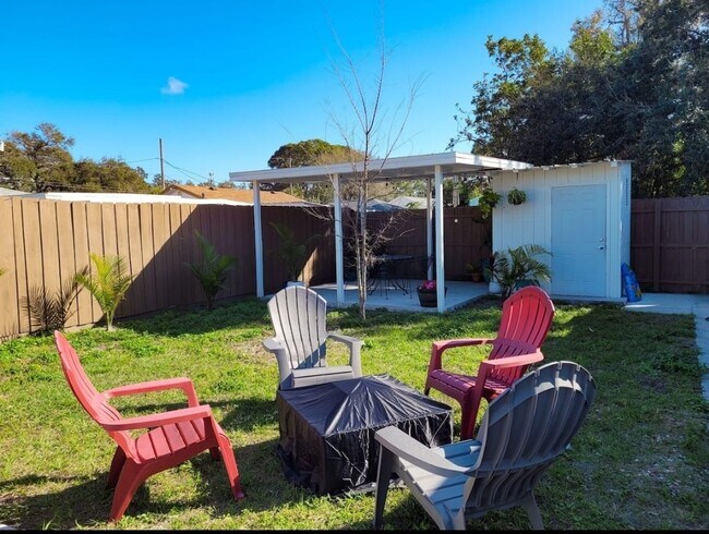 Private front yard - 4444 17th St W