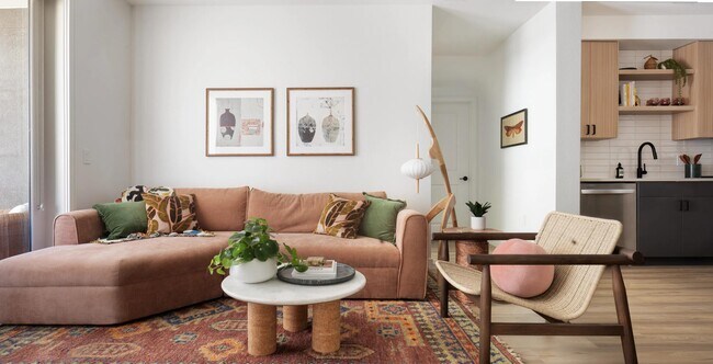Sala de estar de concepto abierto con acabados de madera cálidos, electrodomésticos de acero inoxidable y un flujo continuo desde la cocina hasta el salón, diseñado para la comodidad diaria. - Modera Rio Salado