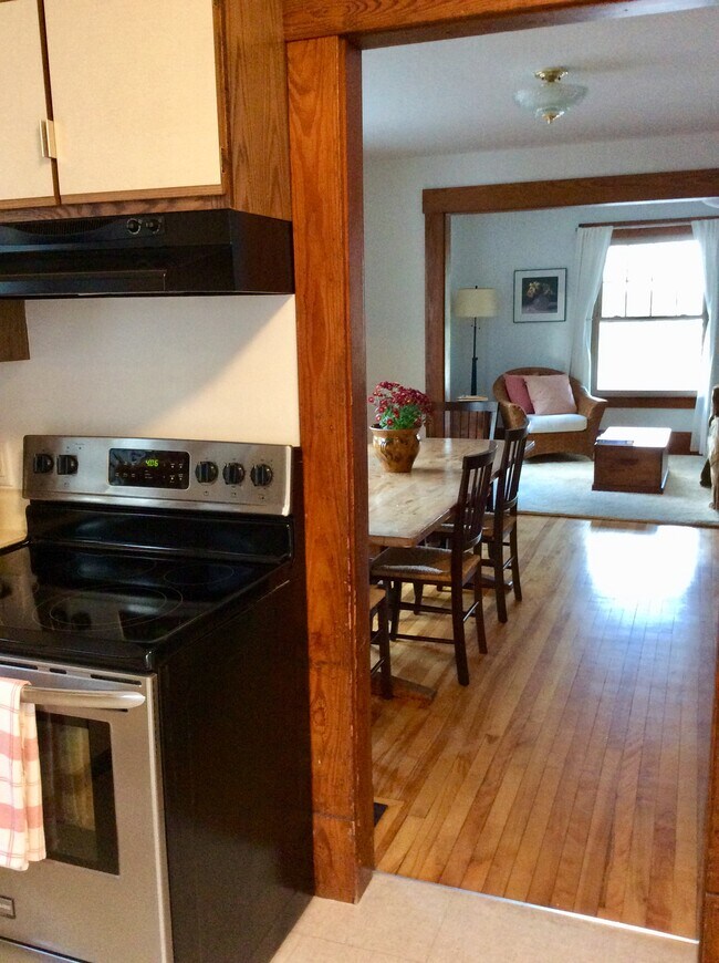 Cocina con vistas al comedor y la sala de estar. - 240 Fairview Street