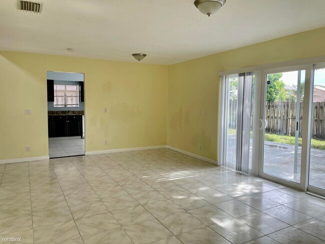Building Photo - 4 br, 2.5 bath House - 6008 Strawberry Fie...