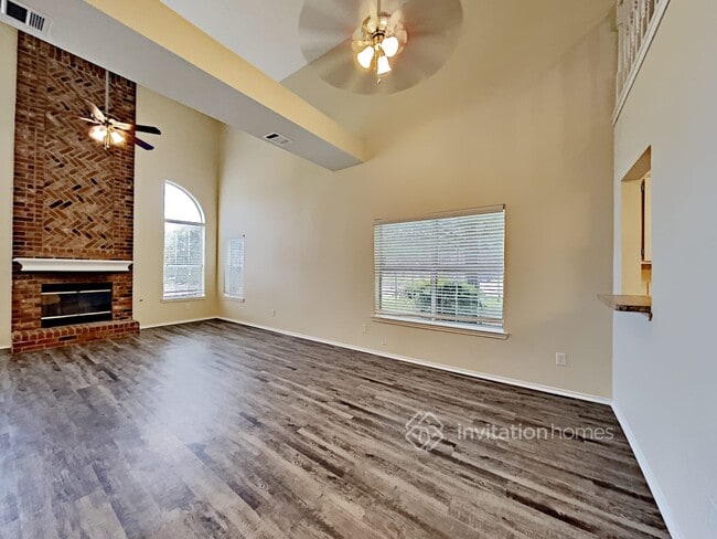 Building Photo - 8013 Yacht Club Dr