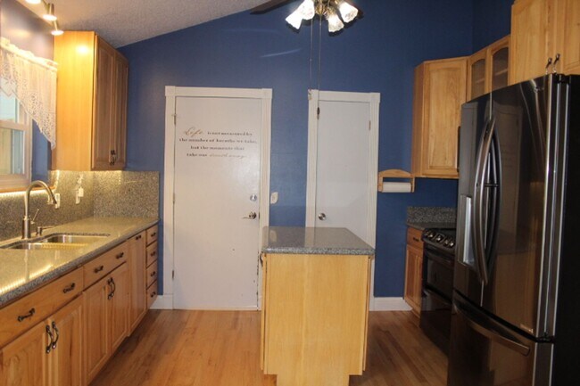 Building Photo - Columbine Hills - 3 BR/2 1/2 BA Home!