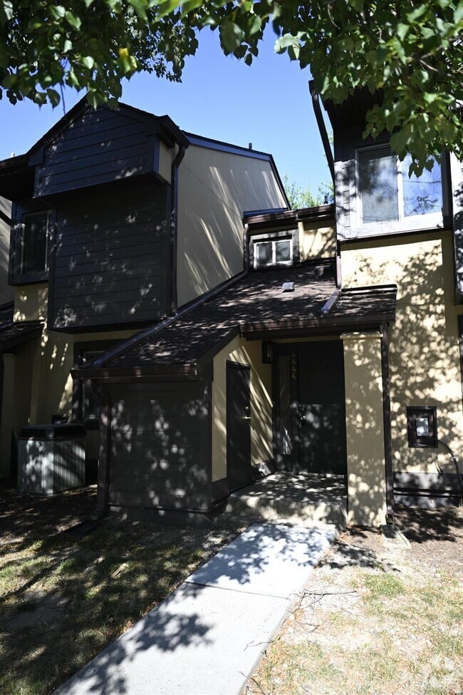 Building Photo - 4444 Sayre Dr