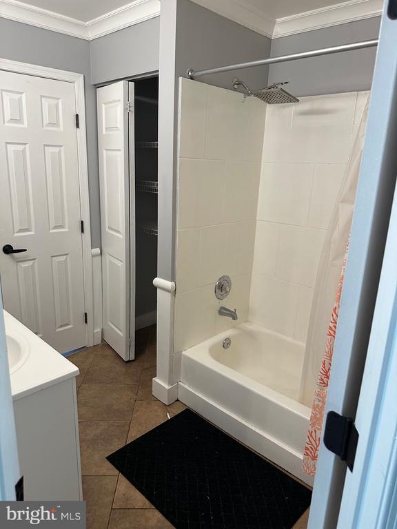 Foto del edificio - 9708 Lake Point Ct