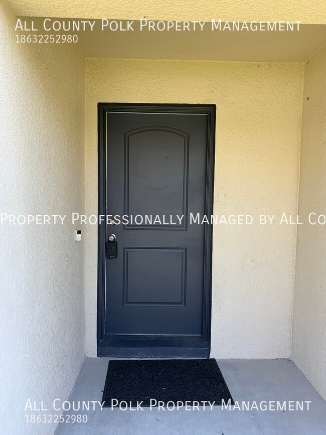 Building Photo - Lakeland Oasis! 3 Bedroom Duplex in Villag...