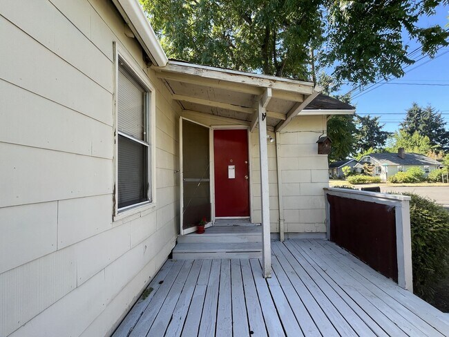 Foto del edificio - Charming North Portland Home with Bright Living Spaces, Spacious Kitchen & Expansive Backyard Ret...