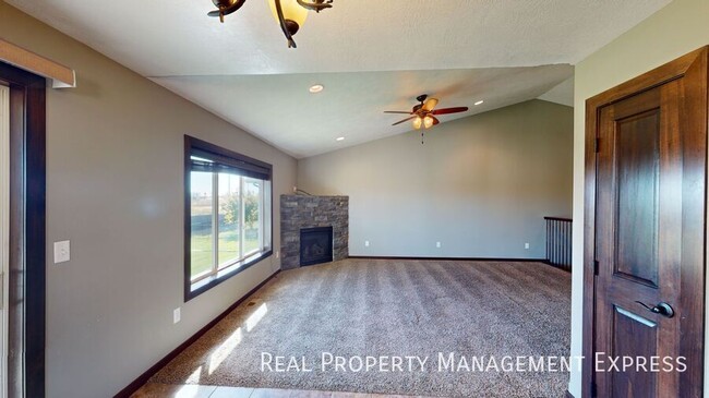 Building Photo - Gorgeous Twin Home w/ Fireplace in SW Siou...