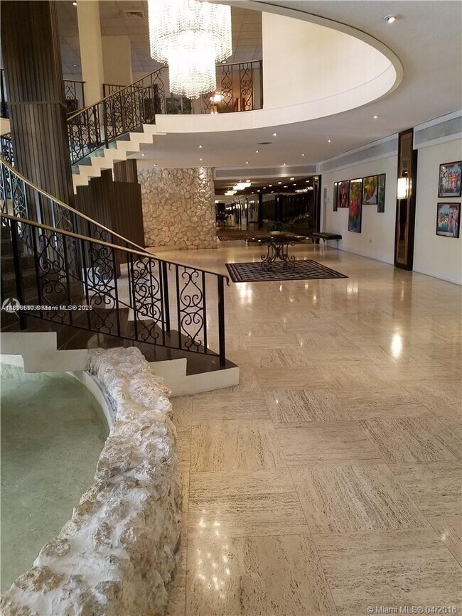 Foto del edificio - 5555 Collins Ave