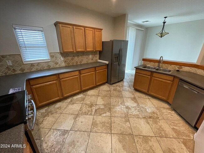 Foto del edificio - 40411 W Helen Ct
