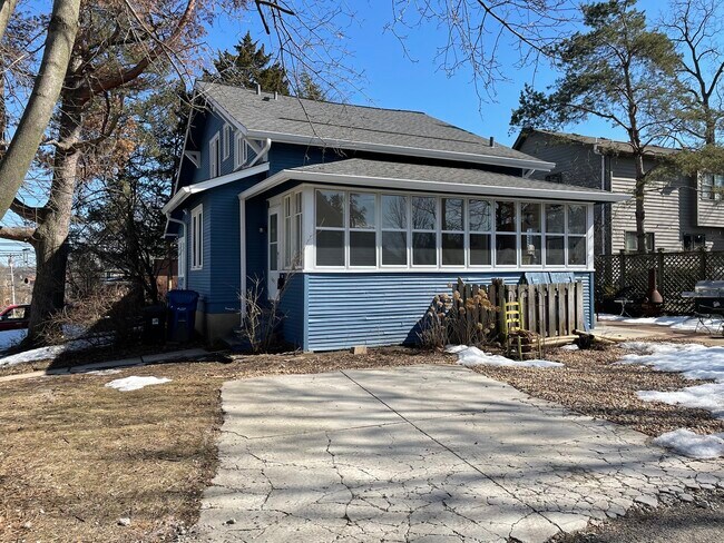 Building Photo - 605 Cedar St