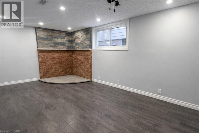 Building Photo - 14 Grenadier Rd