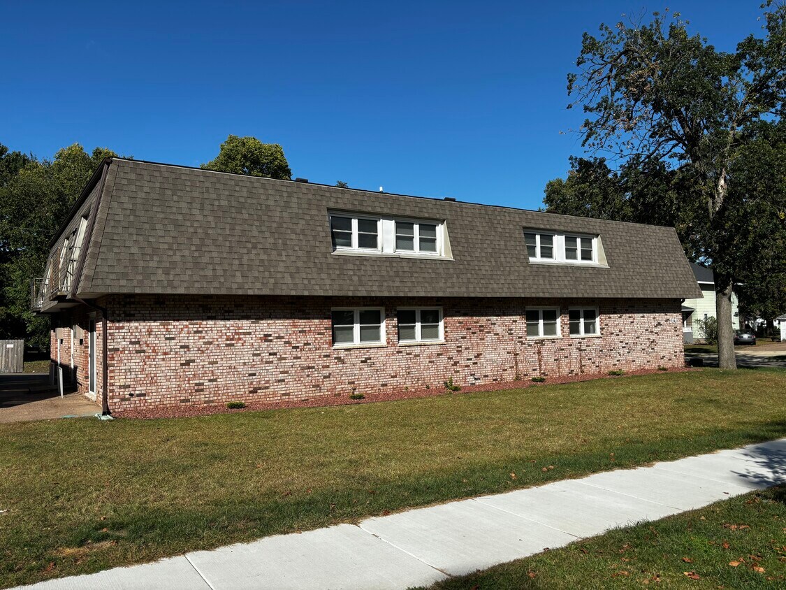 Exterior - 206 Broadway St