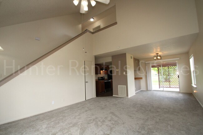 Building Photo - Adorable!