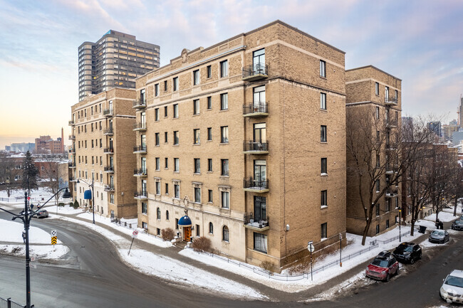Building Photo - 406-418 des Pins