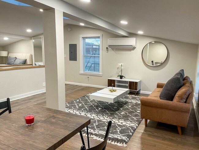 Building Photo - 335 John St