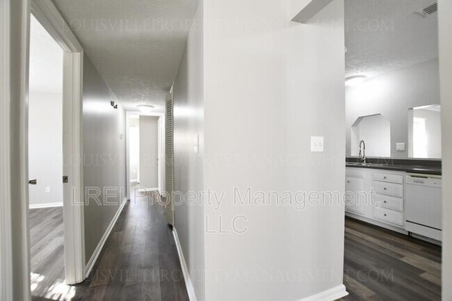 Building Photo - 6806 Blackhorse Dr