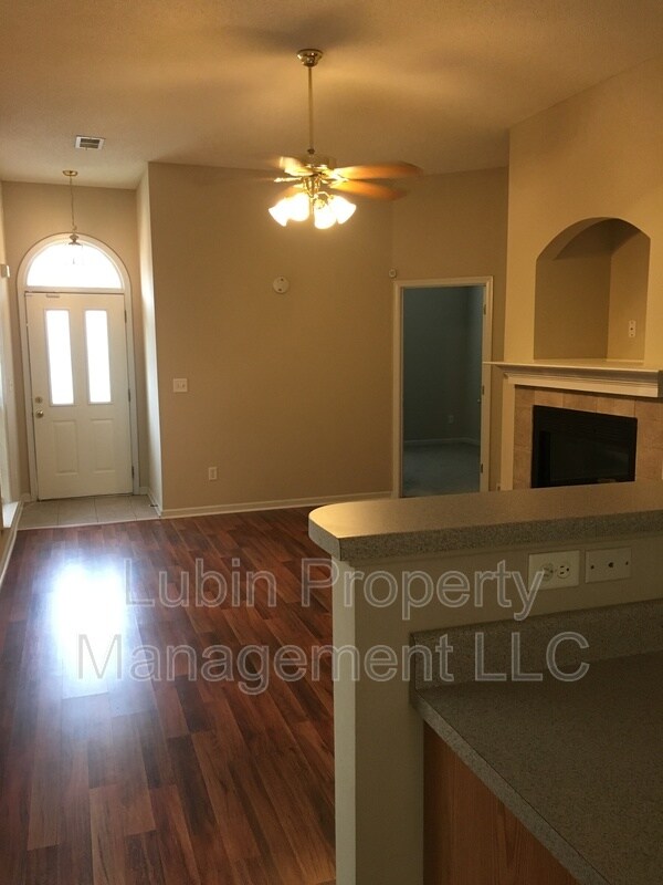 Foto del edificio - 6812 Showboat Ln