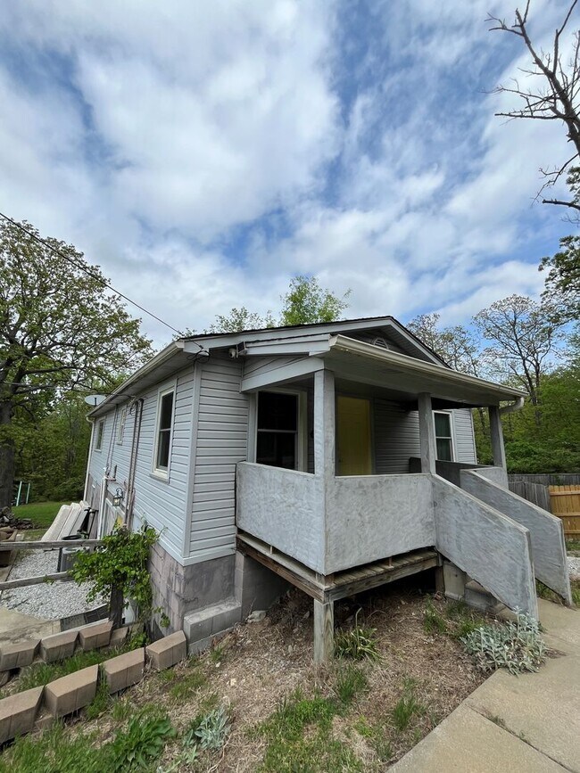 Foto del edificio - 3 bedroom 1 bath duplex perfect for a minimalist!!  South FAY, 1m I-49 access