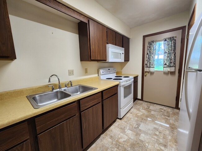 Kitchen with Full-Size Appliances - 605 Clark St