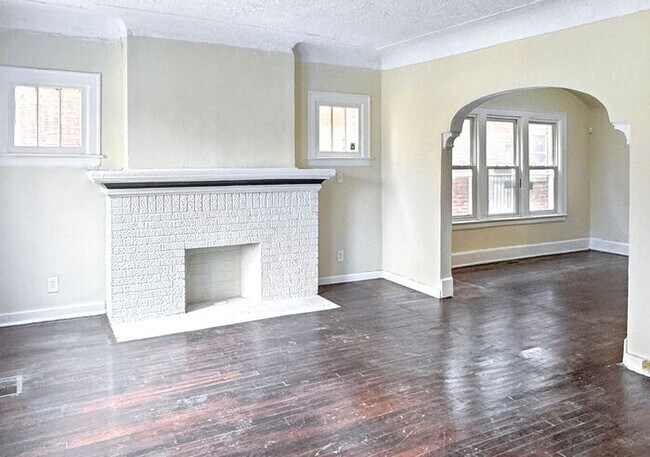 Building Photo - Adorable  3-Bedroom Duplex with Convenient...