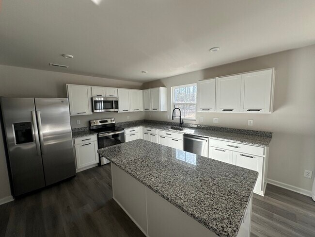Foto del edificio - Like NEW 2 Story Single Family Home w/ Fenced Yard - Large Lot