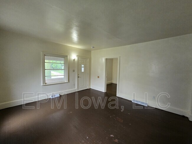 Foto del edificio - 820 Logan Ave