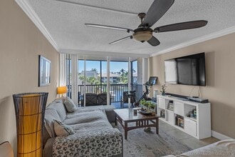 Building Photo - 6 Royal Palm Way