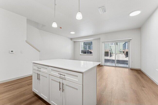 Foto del edificio - Titan Hill Townhomes