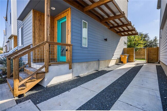 Building Photo - 801 N Bluff Dr