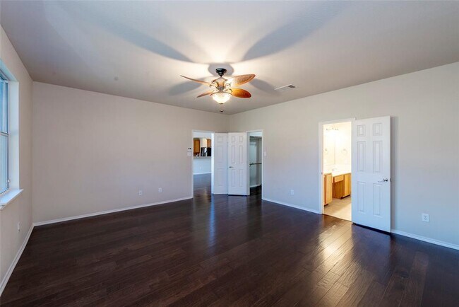 Building Photo - 1301 W Collins Cir