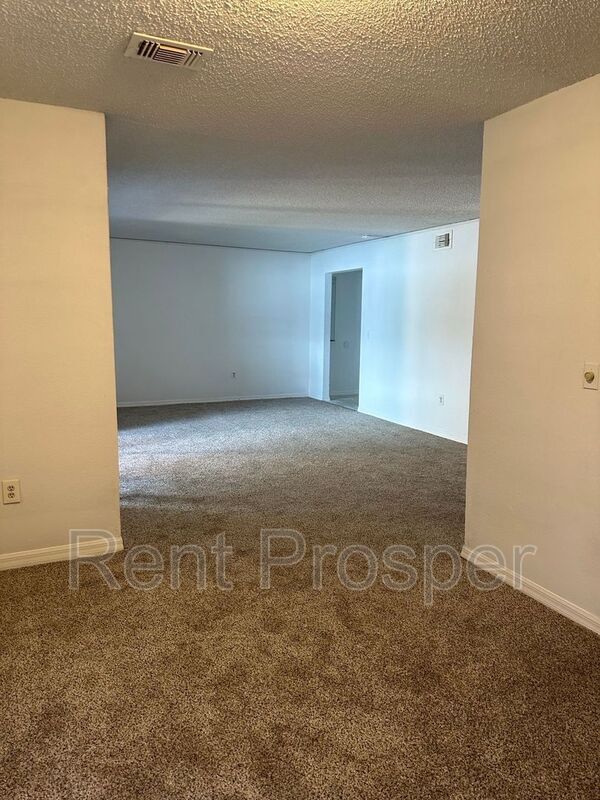 Building Photo - 4154 Versailles Dr