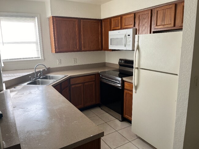 Building Photo - 3014 Antique Oaks Cir