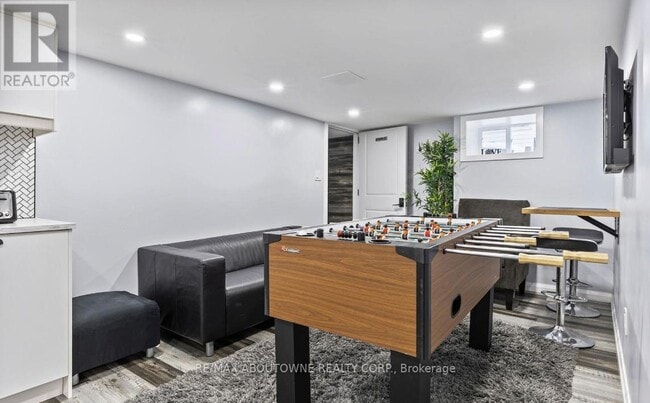 Building Photo - 3 Mary St E