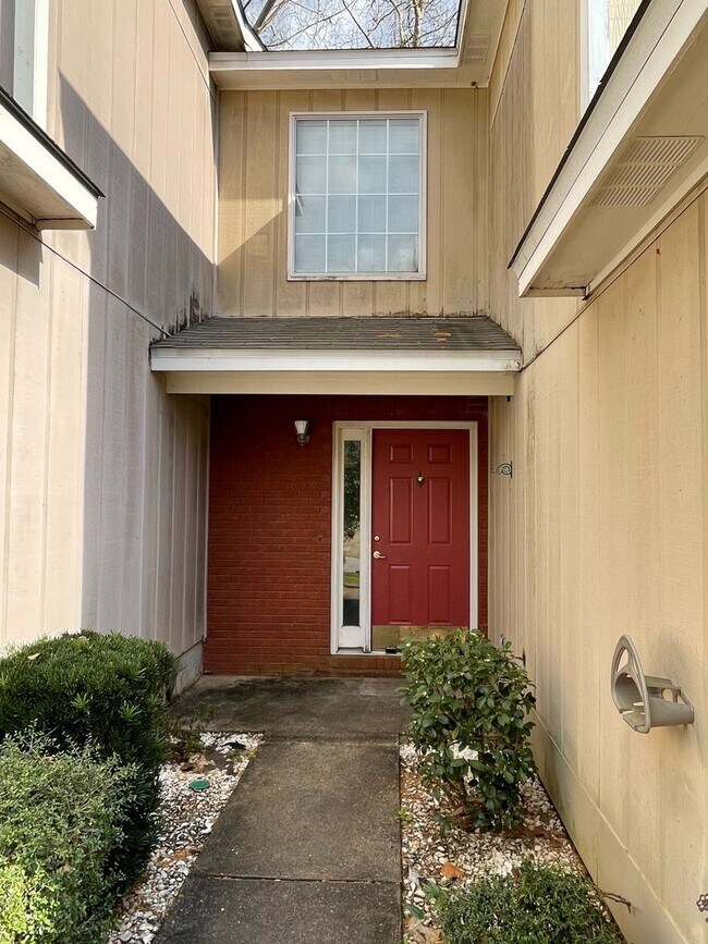 Foto del edificio - Briarwood West!!!   FULL PAINT!!!   FIREPLACE!!