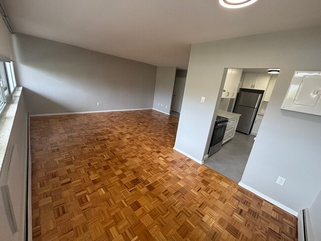 Photo du bâtiment - 1061 Queen's Blvd