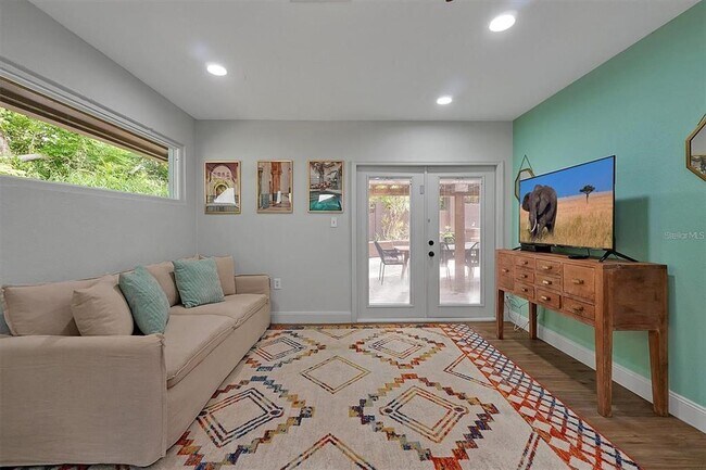 Foto del edificio - 9037 Ron Den Ln