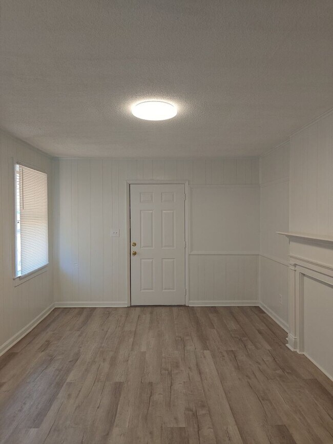 Foto del edificio - Charming 2-Bedroom Home with Spacious Yard