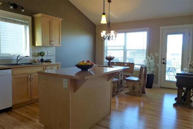 Building Photo - 0 Bed 0 Bath Unit in Red Deer, AB
